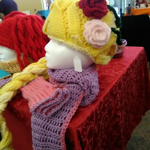 Crocheted Rapunzel hat, scarf, and handwarmmer set - Picture 5 of 8